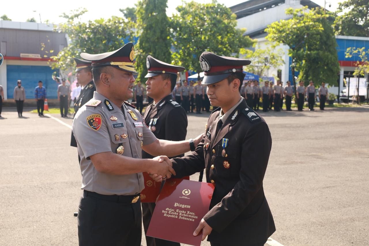 62 Personel Polres Tuban Terima Satyalancana Pengabdian