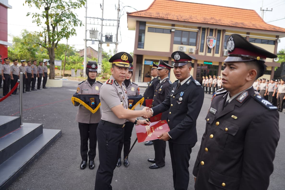 Polres Bojonegoro Anugerahkan Tanda Kehormatan kepada 78 Personel Berprestasi