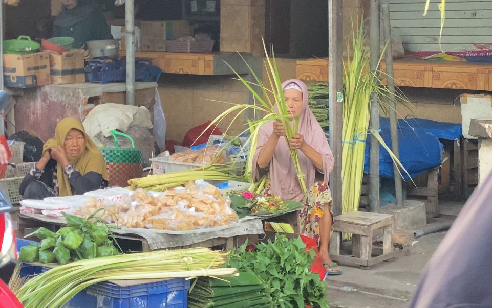 Tradisi Jelang Ramadan di Bojonegoro, Warga Berburu Janur Ketupat