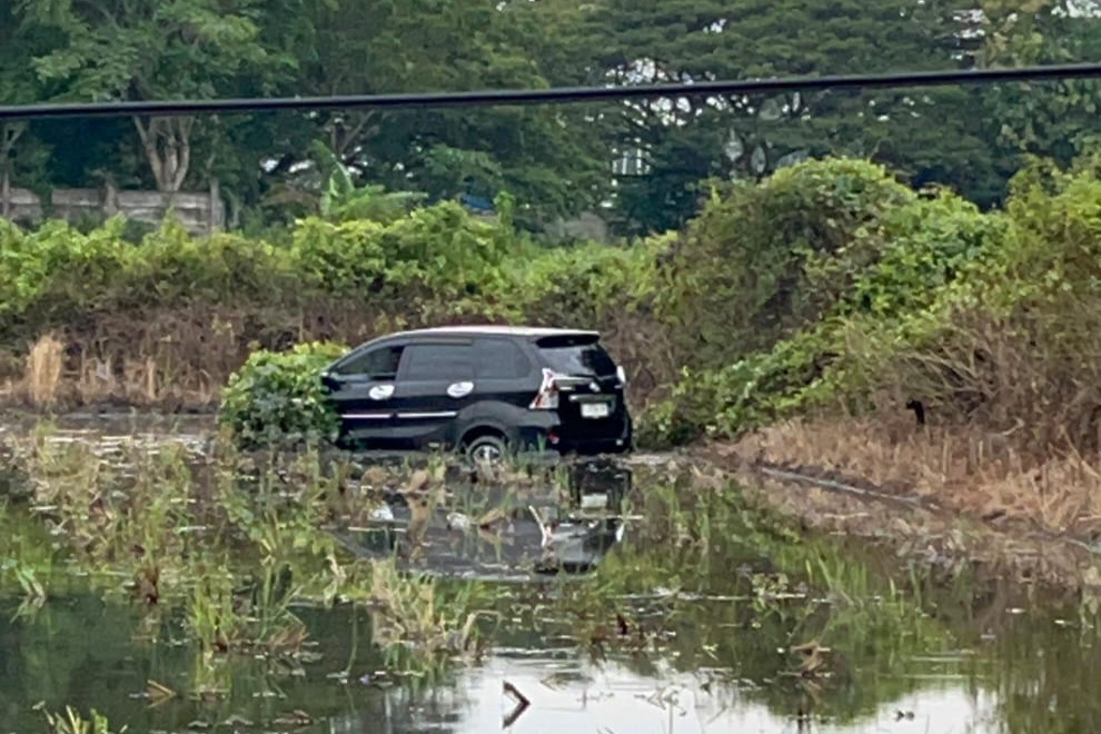 Salah Injak Pedal Saat Belajar Nyetir, Emak di Bojonegoro Mobilnya Masuk Kolam