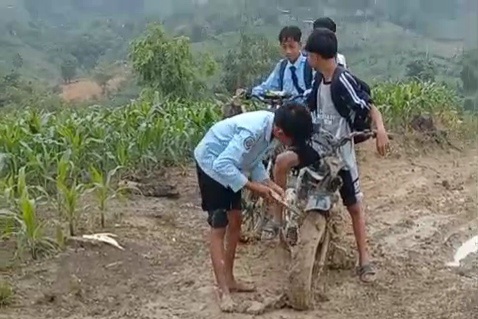 Warga Tondomulo Beraktivitas Terpaksa Trabas Jalan Berlumpur