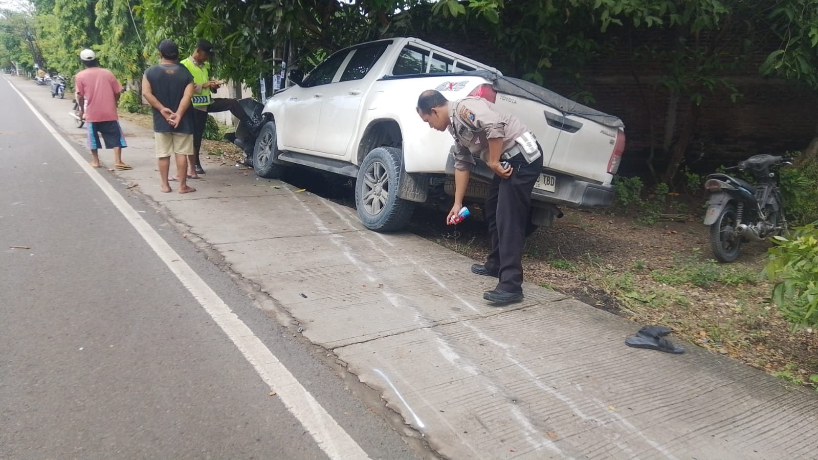 Pemotor Ditabrak Hilux Hingga Terseret Tiga Meter, 1 Tewas