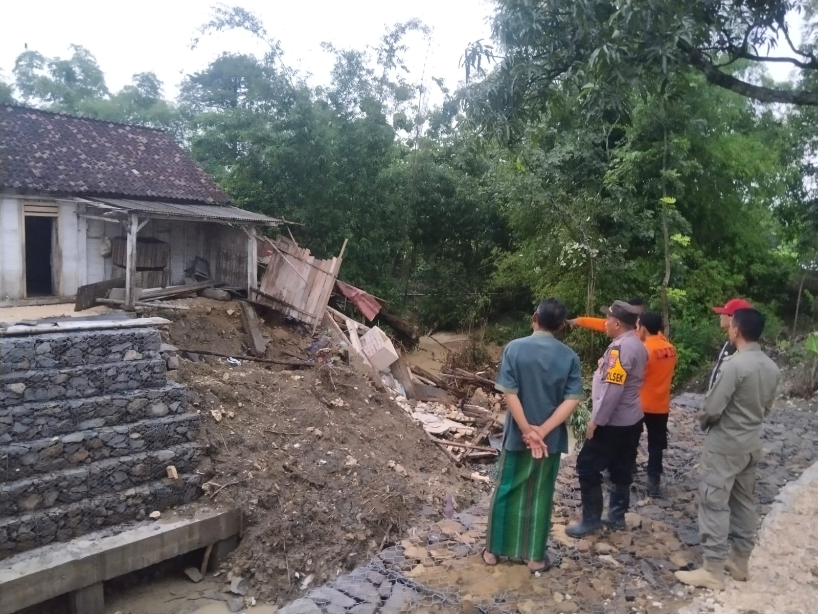Tanah Longsor Rumah Warga di Bojonegoro Ambruk