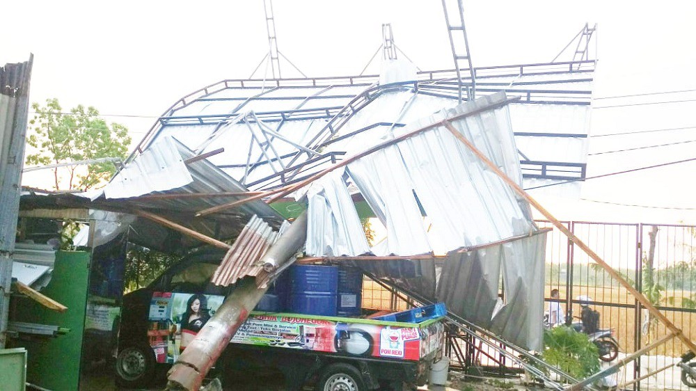 Puting Beliung akibatkan Tiga Mobil Tertimpa Kanopi 