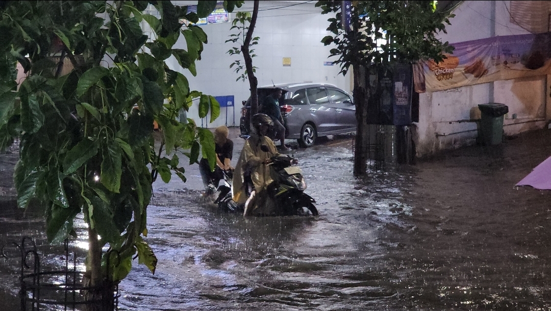 Hujan Deras, Jalanan Kota Bojonegoro Terendam Banjir Hingga 60 cm