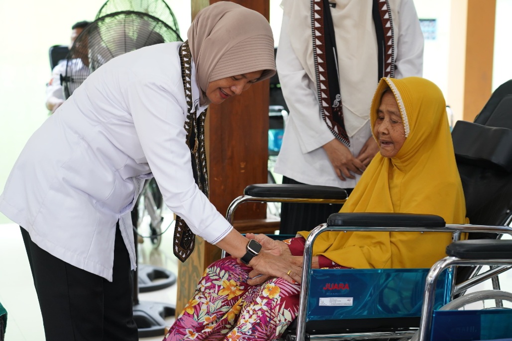 Pemkab Bojonegoro Salurkan Bantuan Kursi Roda bagi Kelompok Rentan