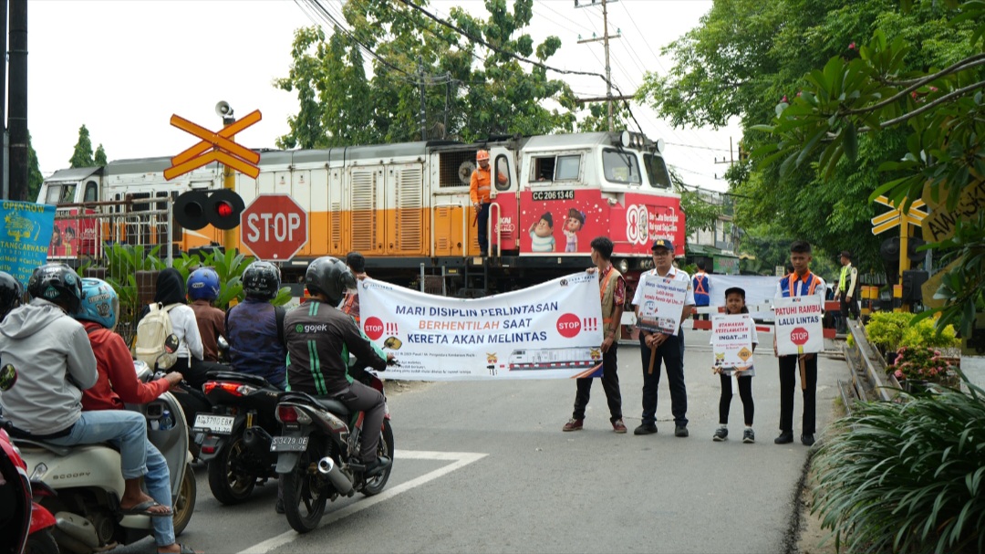 KAI Daop 8 Surabaya Gandeng Java Train Gelar Aksi Keselamatan di Perlintasan JPL 213