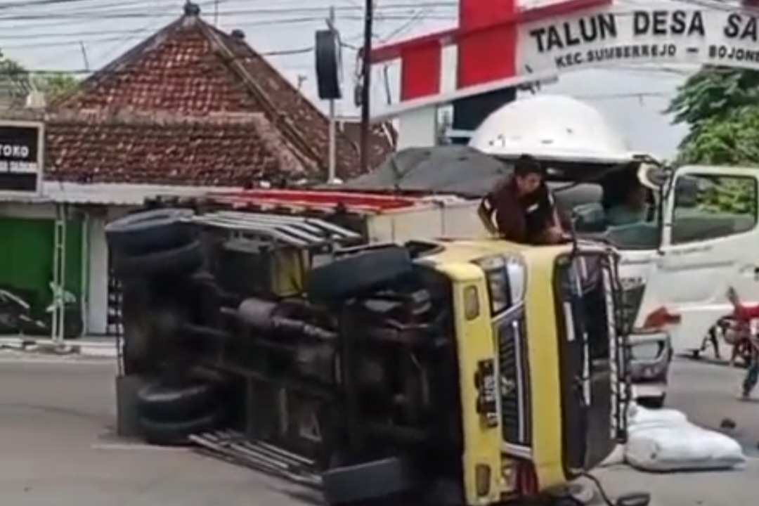 Truk Mitsubishi Terguling Usai Tabrak Truk Mixer di Bojonegoro