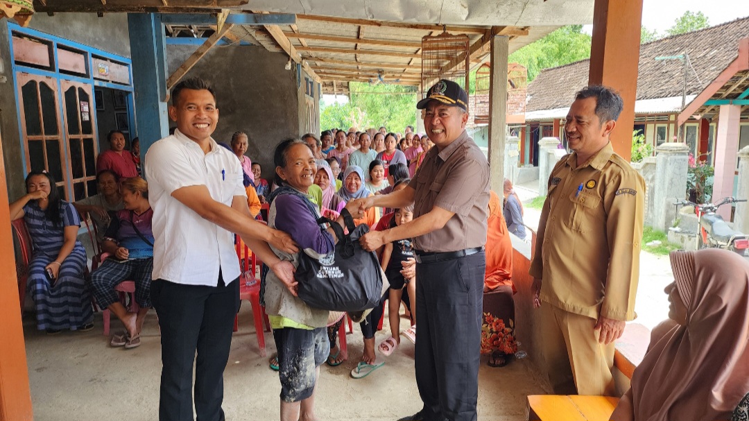 Sambangi Korban Banjir Bandang Gondang, Budiono Serahkan Bansos