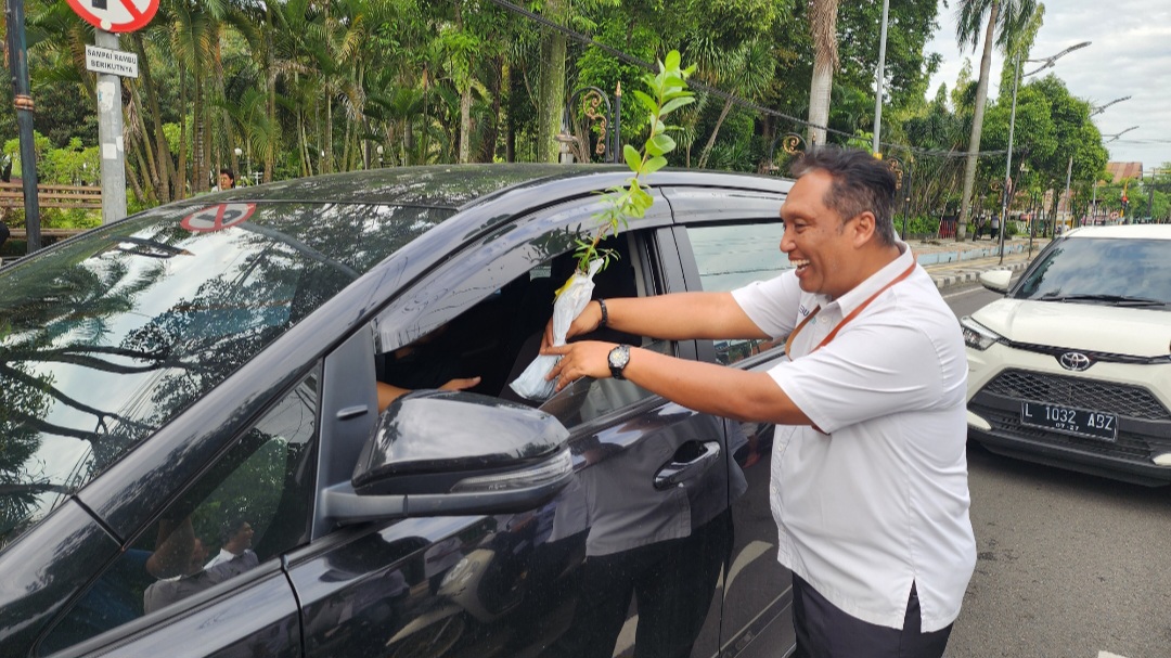 Sedekah Oksigen, Perhutani Bojonegoro Bagikan 2.026 Bibit Pohon