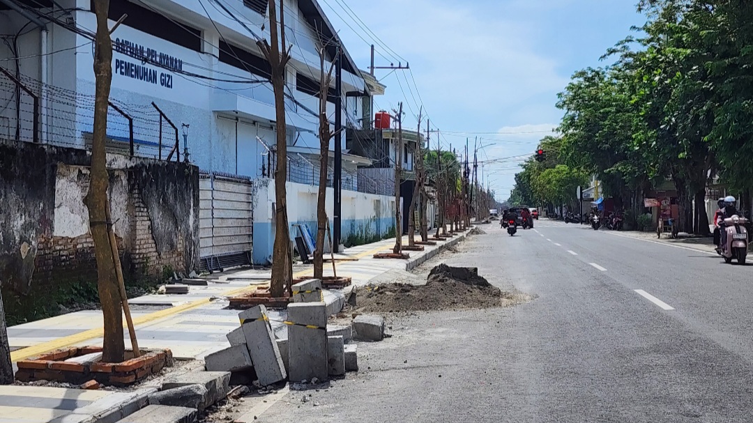 Sejumlah Proyek Trotoar di Kota Bojonegoro Belum Rampung hingga Awal 2026