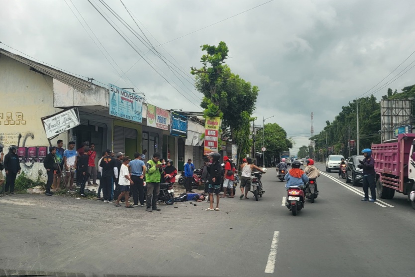 Hendak Belok, Innova Tabrak Pemotor Hingga Luka di Jalan Veteran Bojonegoro