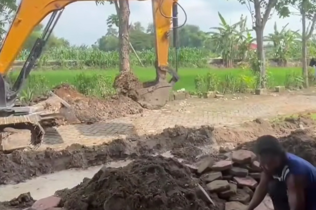 Batal Dibangun Drainase, Warga di Bojonegoro Minta Bekas Galian dan Paving Diperbaiki