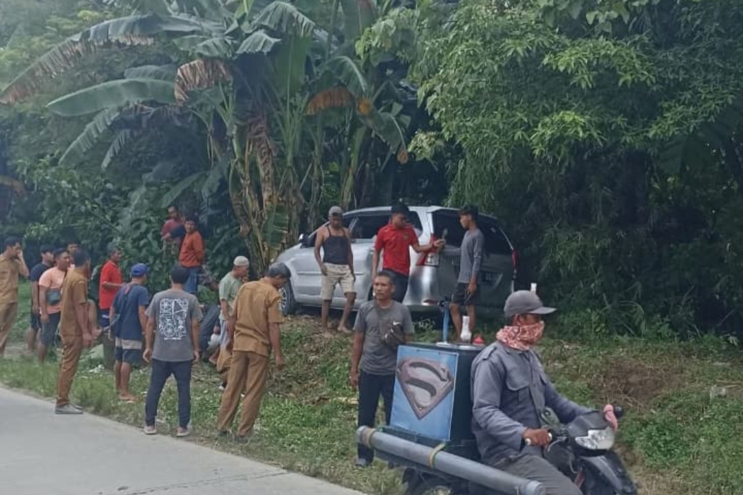Xenia Nangkring di Tanggul, Pengemudi Ngaku Lihat Orang Berkerumun di Jalan
