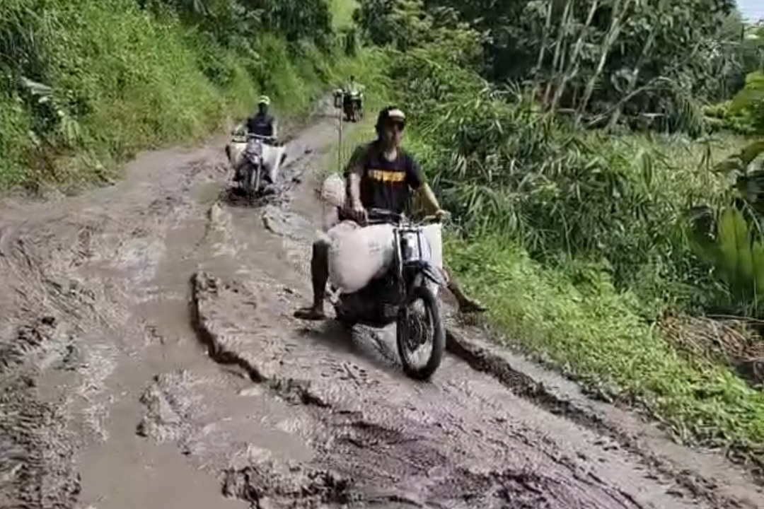 Warga Bojonegoro Terpaksa Trabas Jalan Rusak dan Berlumpur