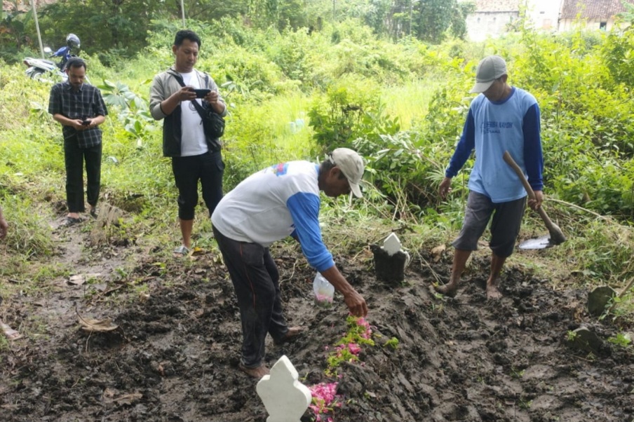 Terbentur Biaya, Pria Asal Sumsel Tertabrak KA Gumarang Dimakamkan di  Bojonegoro