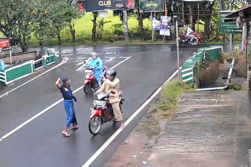 ODGJ Resahkan Pengguna Jalan di Bojonegoro, Satpol PP Ambil Tindakan