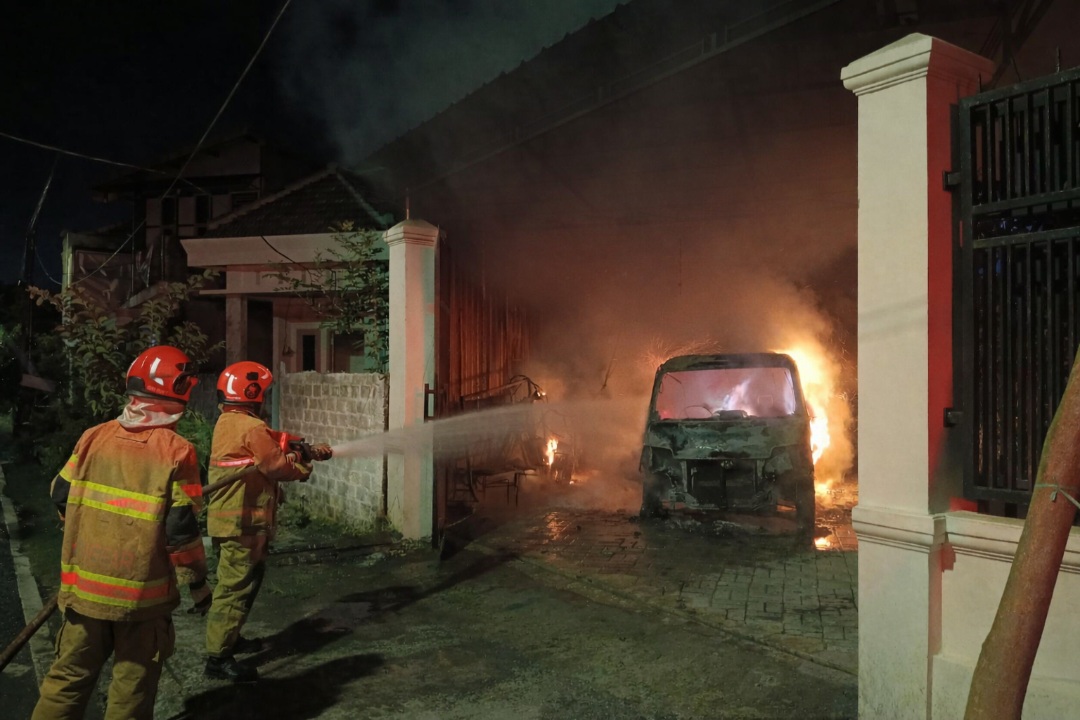 Diduga Korsleting Listrik, Daihatsu Grandmax di Bojonegoro Ludes Terbakar