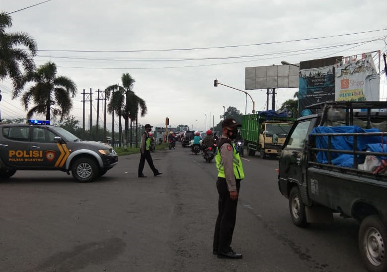 Personil Polsek Ngantru Pengaturan Lalin Pertigaan Utara Jembantan Ngujang