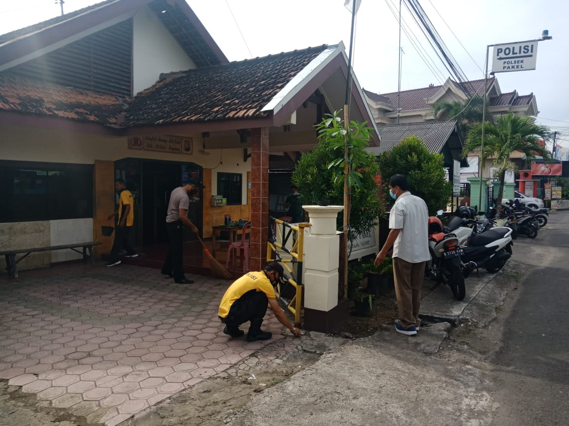 Jaga Kebersihan Lingkungan Mako, Personel Polsek Pakel Laksanakan Korvey