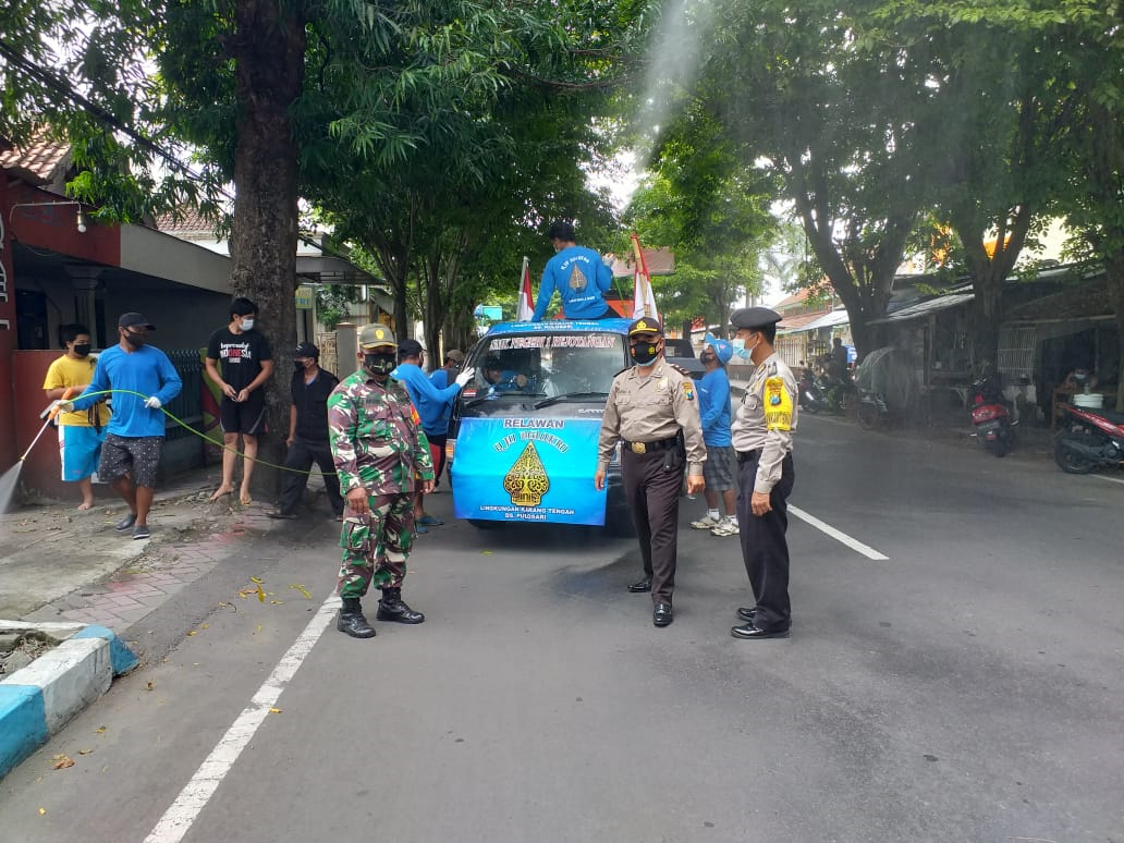 Warga Kelurahan Kenayan Kompak Semprotkan Cairan Desinfektan