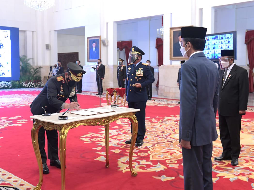 Jenderal Idham Azis Serahkan Panji Polri Tribrata ke Jenderal Listyo Sigit 
