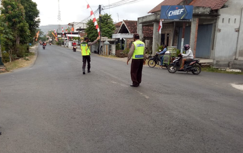 Personil Polsek Pakel Pengaturan Lalin Pagi Simpang Empat Ngebong