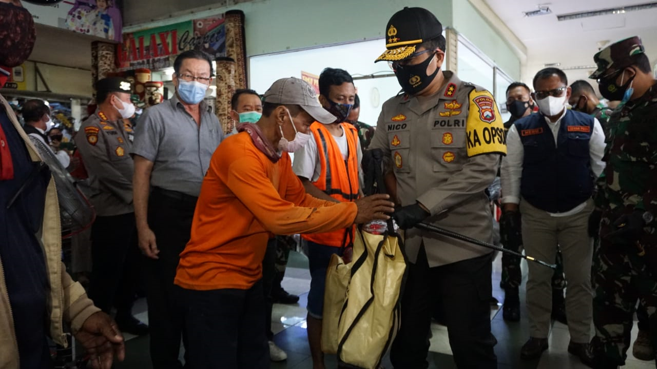 Forkopimda Jatim, Bagikan 25 Ribu Masker Pengunjung Dan Pedagang Di PGS