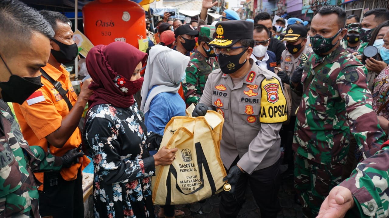 Forkopimda Jatim Bagikan 20 Ribu Masker Dan 5 Ribu Paket Sembako Di Pasar Ikan Pabean 