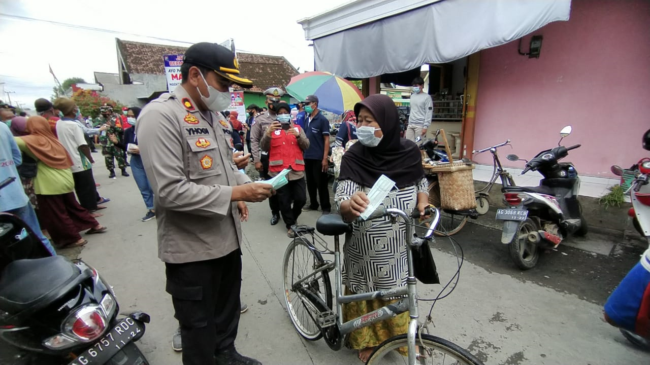 Tekan Penyebaran Covid 19, Forkopimda Tulungagung Sisir Pasar Tradisional Untuk Edukasi 5M Dan Bagi 
