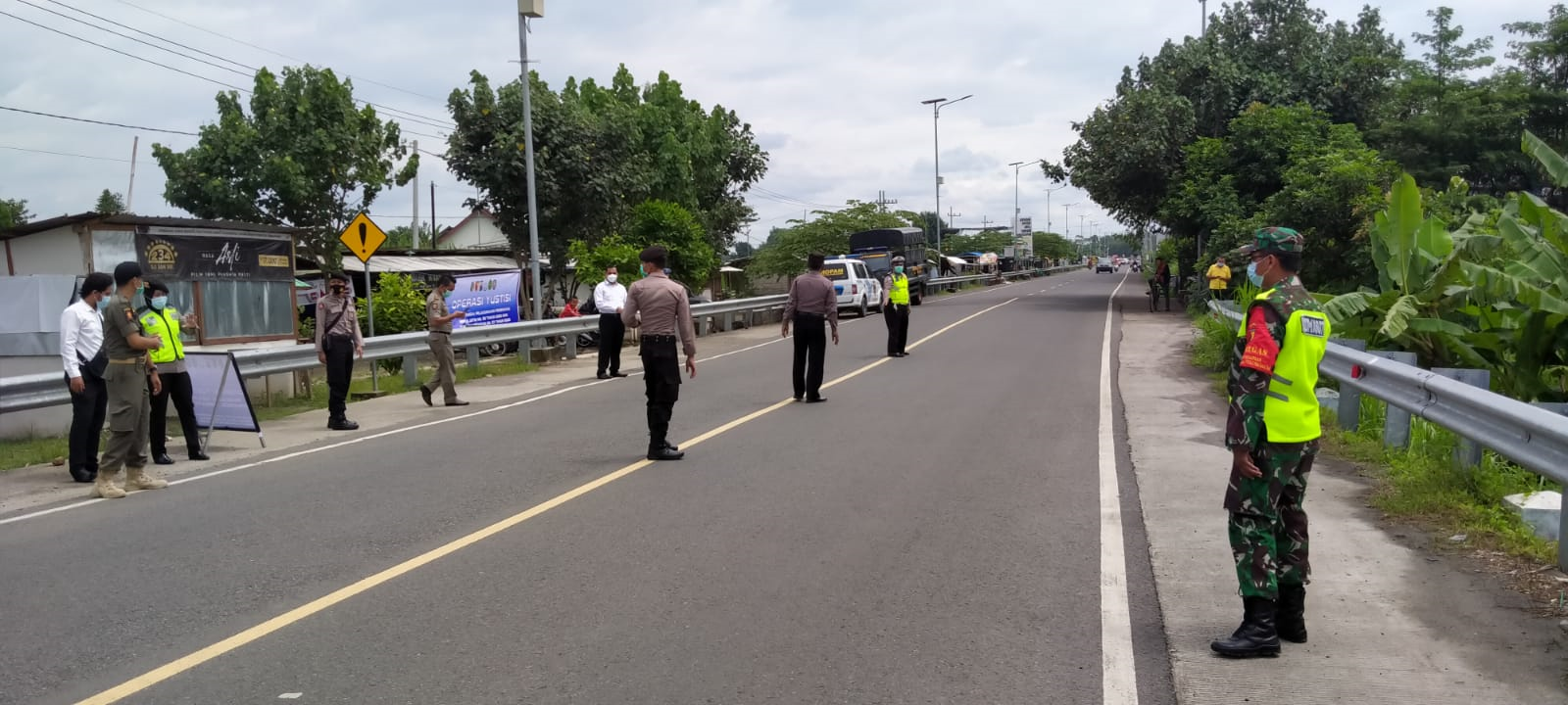 Tim Gabungan Gakkum Kabupaten Tulungagung Gelar Ops Yustisi Pelanggar Prokes Di Jembatan Ngujang 2