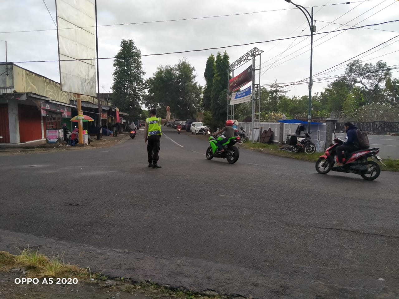 Personil Polsek Kalidawir Pengaturan Lalin Pagi Simpang Tugu Monas