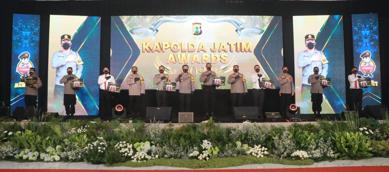 Kapolda Beri Penghargaan Anggota Teladan Dan Kampung Tangguh Semeru Terbaik Di Jatim