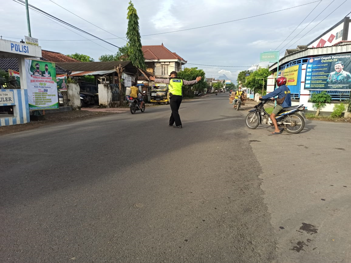 Di Simpang Tiga Sodo, Personil Polsek Pakel Pengaturan Lalin Pagi