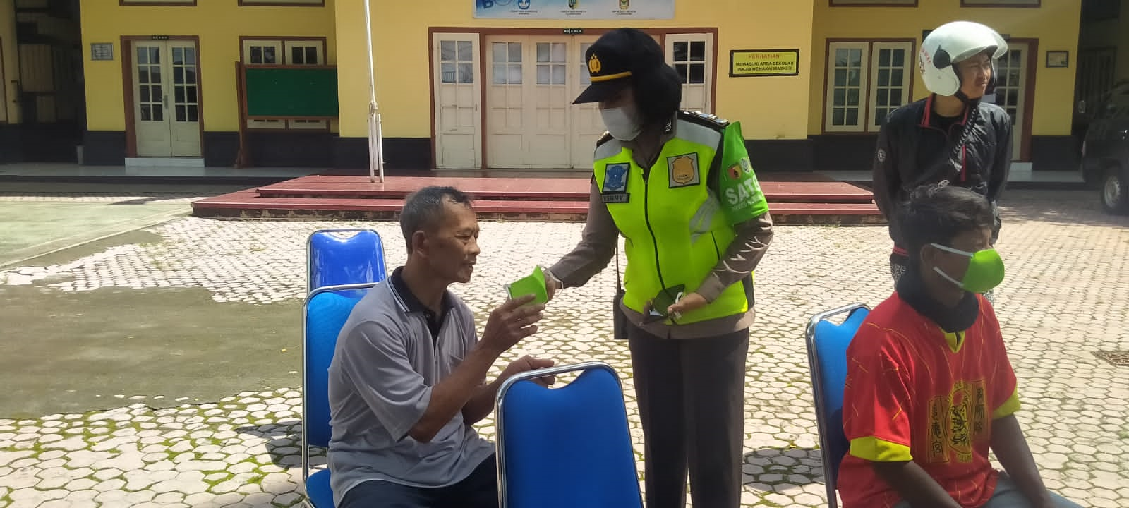 Tim Gabungan Gakkum Kabupaten Tulungagung Gelar Ops Yustisi Di Depan SMPN 1 Kauman 