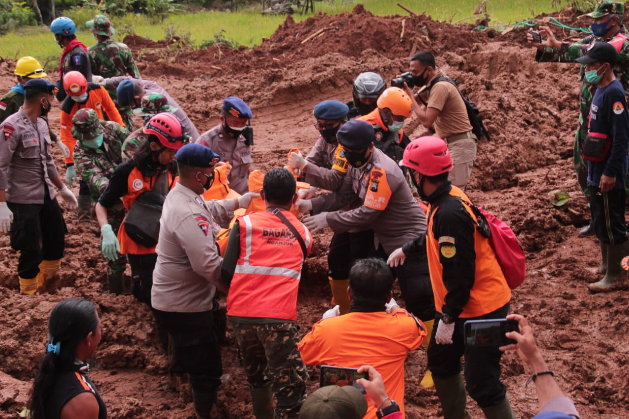 Sinergitas TNI, Polri dan Relawan Patut Diapresiasi Bekerja Keras Mencari Keberadaan Korban Tanah Lo