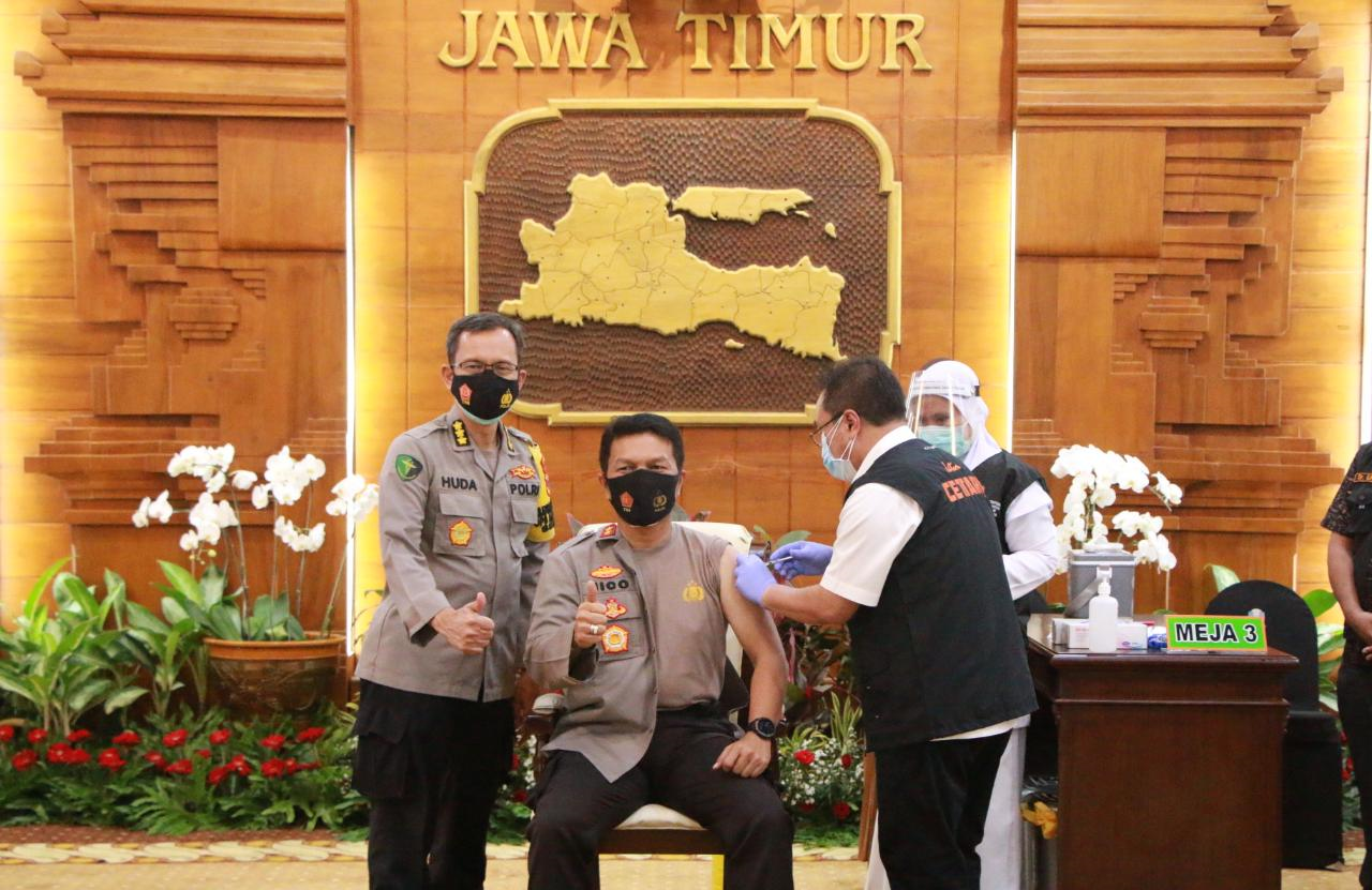 Kapolda Jatim Didampingi Gubernur dan Pangdam V Brawijaya Jalani Vaksinasi Covid-19 Dosis Kedua Di G