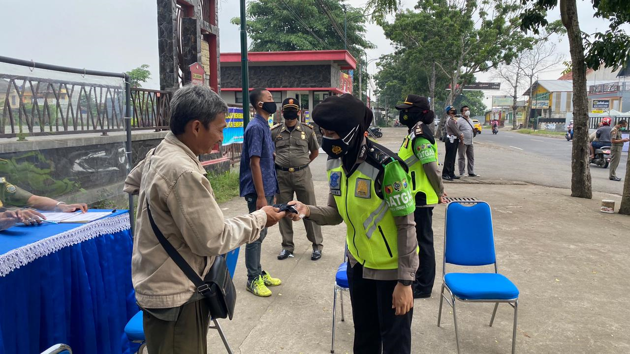 Tim Gabungan Gakkum Kabupaten Tulungagung Gelar Ops Yustisi Di Depan Gor Lembupeteng