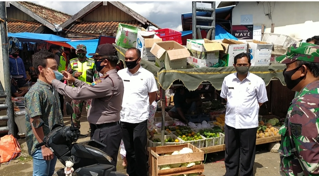 Upaya Pendisiplinan Protokol Kesehatan Pada Pedagang dan Pengunjung Pasar Sendang
