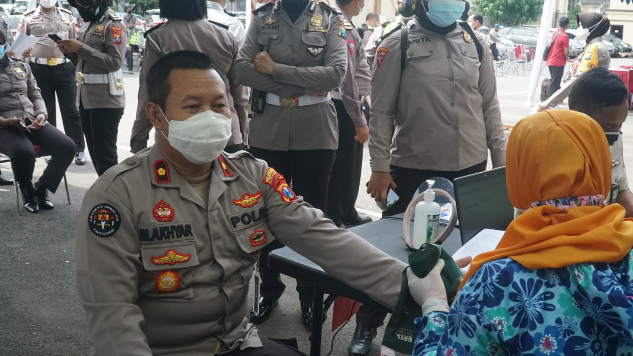 Anggota Polri Di Polrestabes/Ta Jajaran Polda Jatim, Hari Ini Serentak Menerima Vaksinasi Covid-19