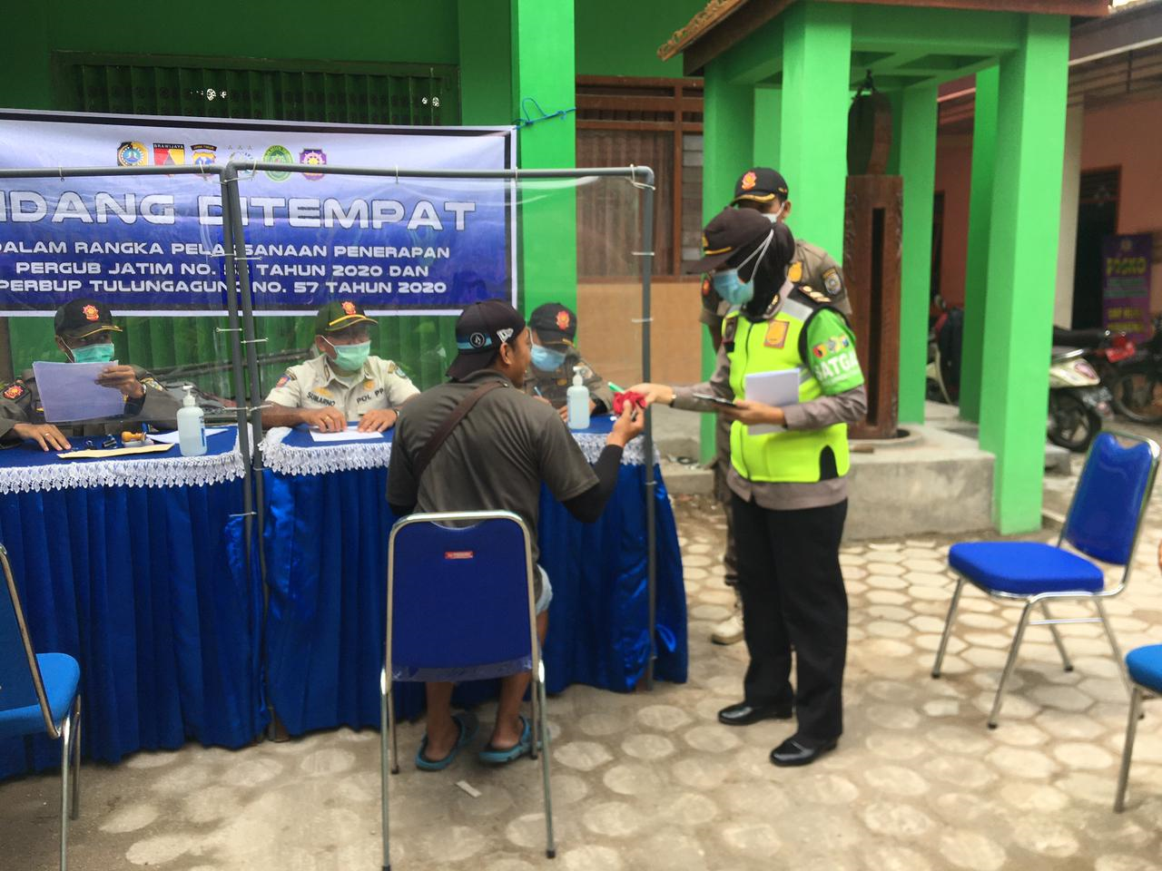 Tim Gabungan Gakkum Kabupaten Tulungagung Gelar Ops Yustisi Di Depan Balai Desa Mangunsari