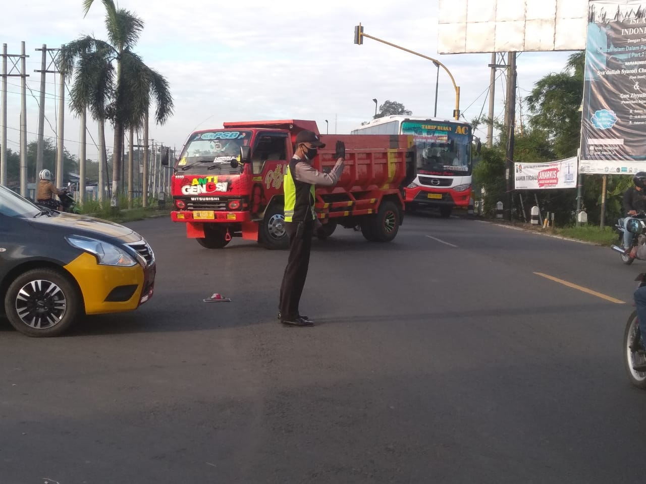 Personil Polsek Ngantru Beri Pelayanan Kepada Masyarakat Pagi Hari