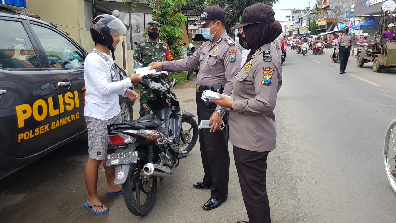 Upaya Pendisiplinan Protokol Kesehatan Dengan Bagi Masker Oleh Polsek Dan Koramil Bandung