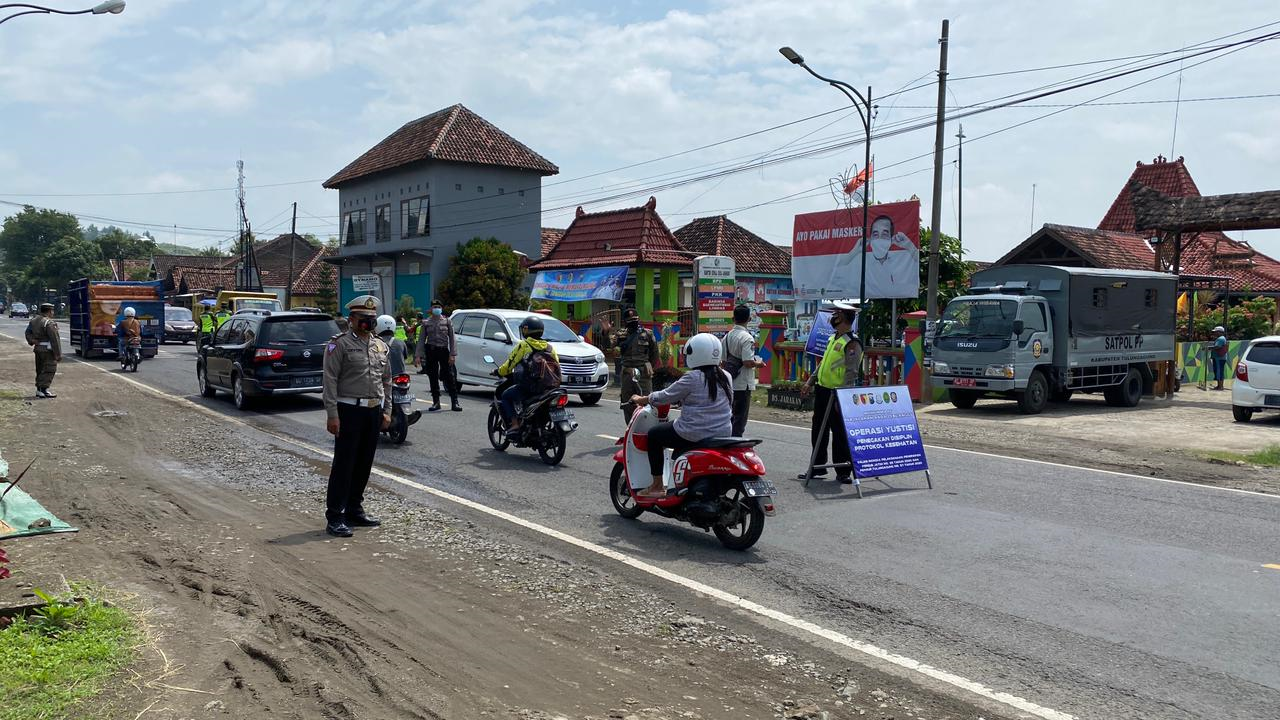 Tim Gabungan Gakkum Kabupaten Tulungagung Gelar Ops Yustisi Di Depan Balai Desa Jarakan Kecamatan Go
