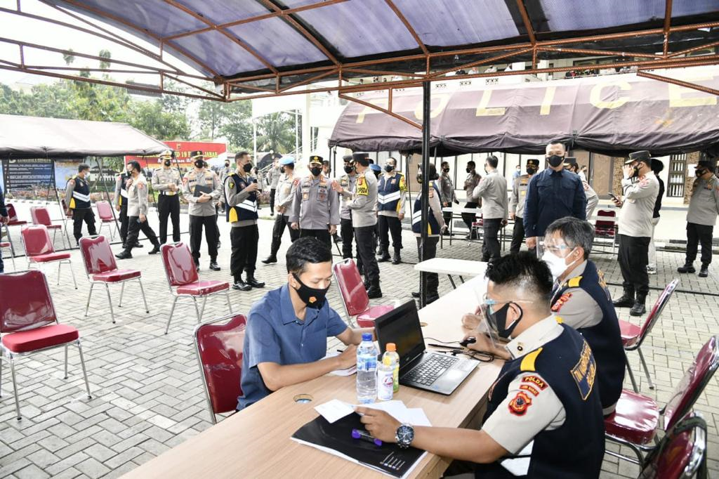 Kapolri Tinjau Pelaksanaan Vaksinasi Covid-19 Tahap II 36.292 Personel Polda Jabar 
