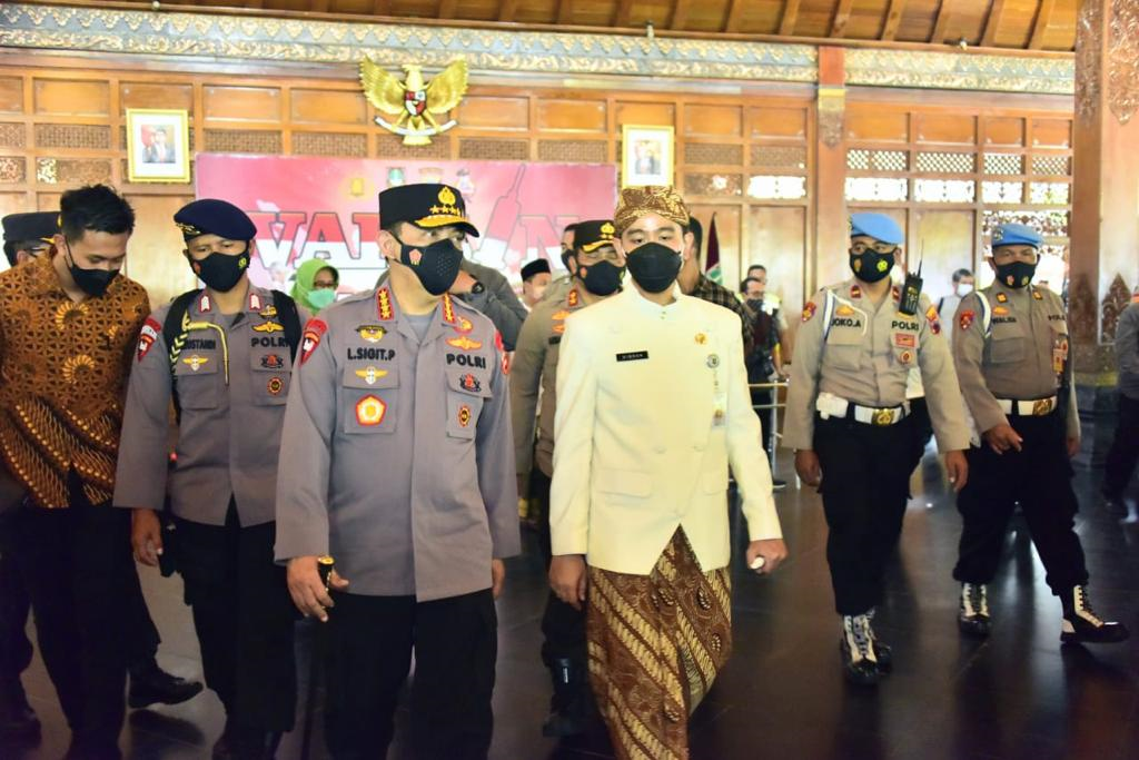 Bersama Wali Kota Solo, Kapolri Tinjau Vaksinasi Dosen dan Pemuka Lintas Agama