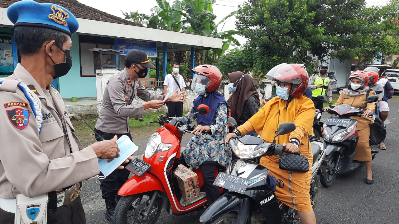 Upaya Pendisiplinan Protokol Kesehatan Pada Pengguna Jalan Depan Polsek Pakel