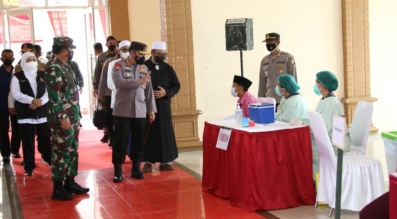 Tinjau Vaksinasi Serentak 114 Titik di Jatim, Kapolri Optimis Target 2 Juta Per Hari Tercapai 