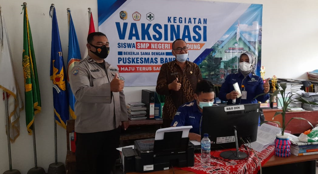 Polsek Bandung Kawal Vaksinasi Pelajar di SMPN1 Bandung Tulungagung