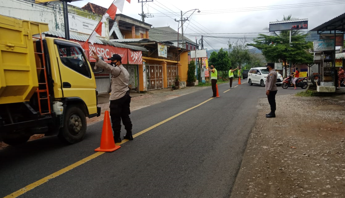 Personil Polsek Bandung Tulungagung Pos Pagi dan Penyebrangan Untuk Memberikan Pelayanan Kepada Masy